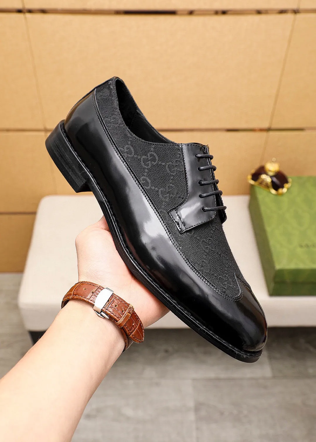 Men's shoes 💰460 💐 Product trademark: GUCCI "Gucci" business leather shoes Regular size: 38-44 (45🉑️customized) Product materials: Selected imported first-layer open-edge beaded cowhide leather upper, imported water-dyed cowhide leather lining. Strong three-dimensional visual effect, combined outsole Color: 2⃣️colors available